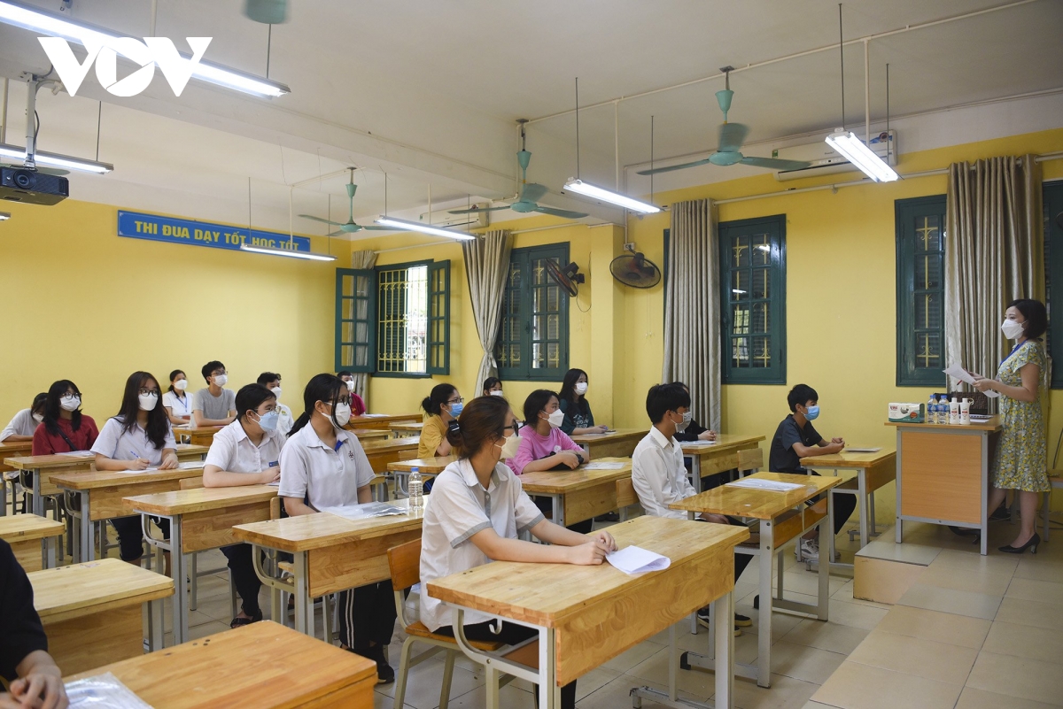 Nhiều trường dừng dạy thêm, phụ huynh ngược xuôi tìm chỗ học cho con